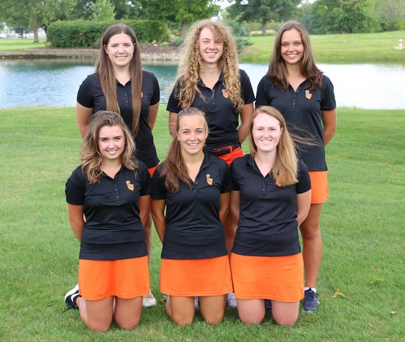 photo of members of Indiana Tech's 2016-17 women's golf team.