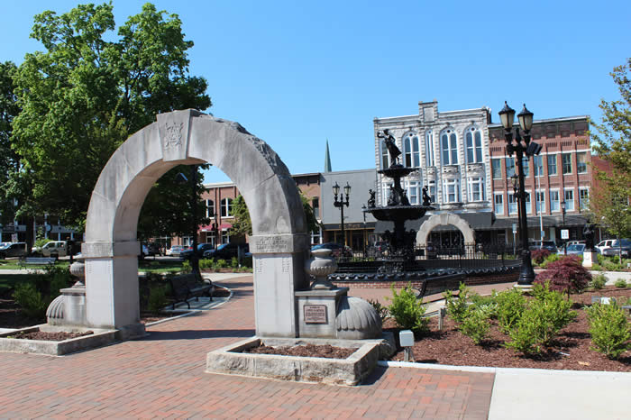 photo of fountain square, downtown Bowling Green, Kentucky